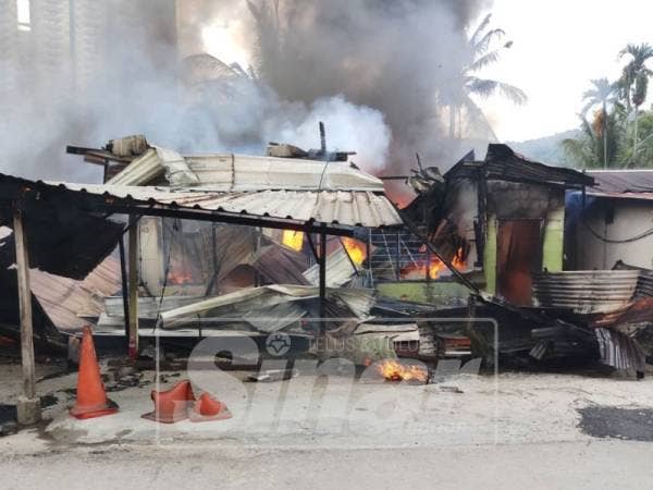 Keadaan kediaman yang musnah dalam kebakaran berkenaan.