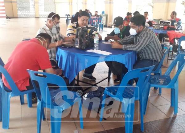 Petugas media yang diminta berada di luar bangunan Menara Aqabah berikutan berlaku salah faham.