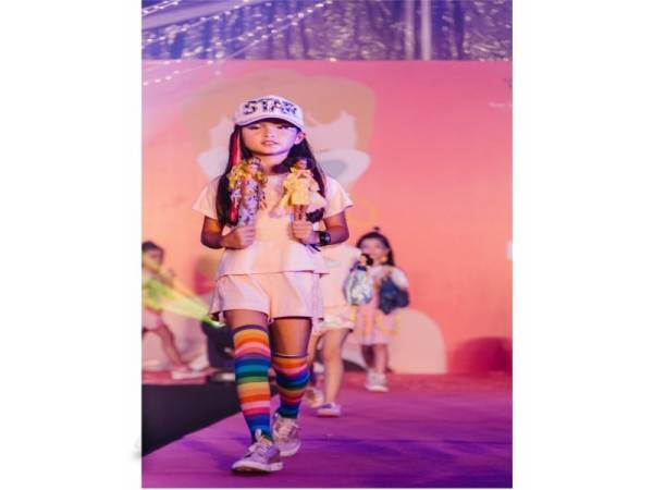 Model cilik dari Amber Chia Academy mempamerkan gaya pakaian Barbie daripada rekaan pelajar Limkokwing University dan A Cut Above Academy.