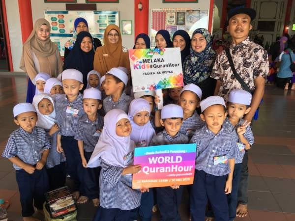 Dalilah bersama kanak-kanak tadika yang menyertai Kids#QuranHour Tadika Swasta Negeri Melaka.