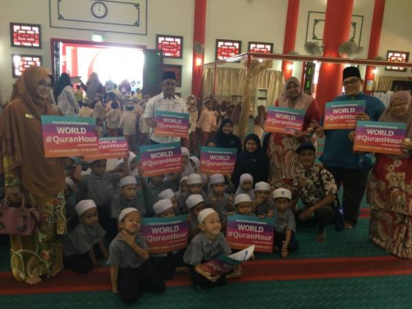 Dalilah bersama yang lain menampilkan mesej World Quran Hour.