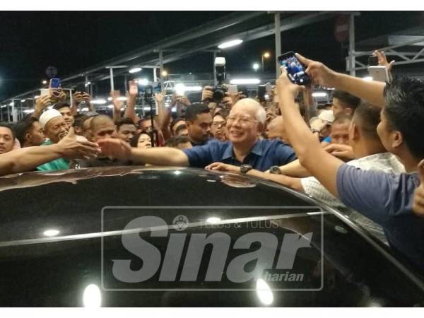 Orang ramai tidak melepaskan peluang untuk bersalaman dengan Najib.