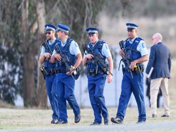 Pihak polis mengawal ketat keadaan di Tanah Perkuburan Memorial Park Linwood. - Foto NZ HERALD