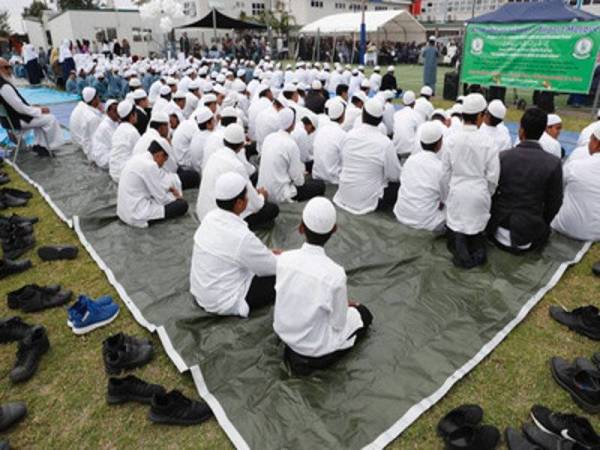 Sekumpulan pelajar dari sekolah tempatan turut berada di tanah perkuburan. - Foto NZ HERALD