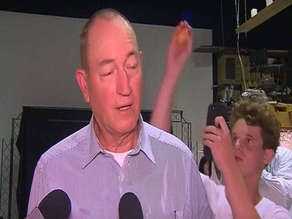 Egg Boy membaling telur ke kepala Senator Fraser Anning.