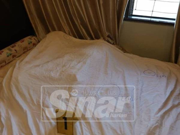 Kesan darah pada cadar di bilik mangsa.