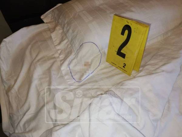 Kesan darah pada cadar di bilik mangsa.