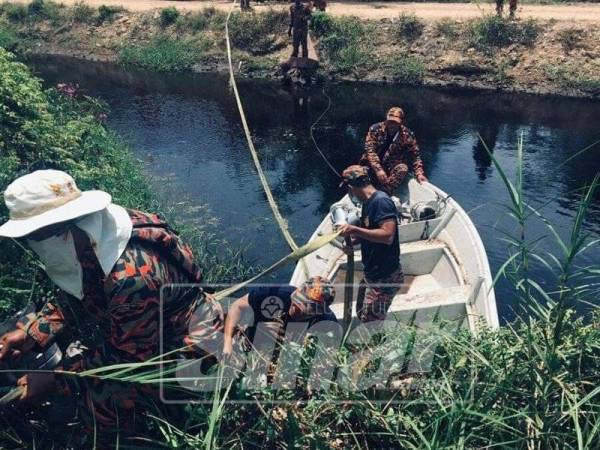Bomba menggunakan saluran parit di Ladang Rakyat untuk memasuki ke kawasan kebakaran.