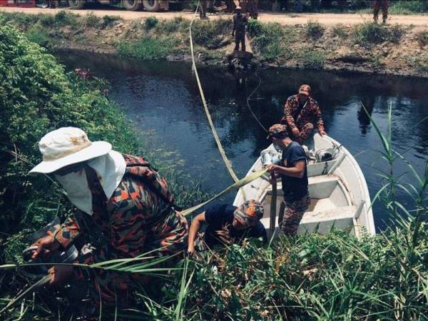 Bomba menggunakan saluran parit di Ladang Rakyat untuk memasuki ke kawasan kebakaran