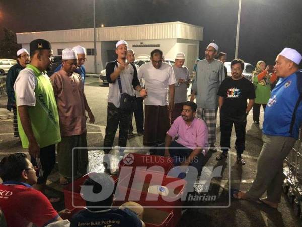 Ahmad Zaidee (tengah) memberi penerangan berhubung kaedah sertu kepada semua yang terlibat semalam.