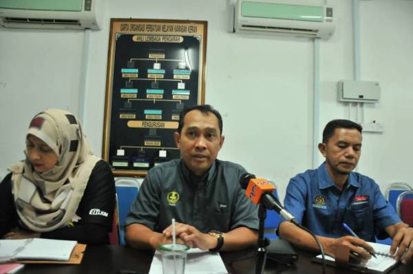 Abdul Yunus (tengah) mengadakan sidang media diiringi Norfajarwati (kiri).