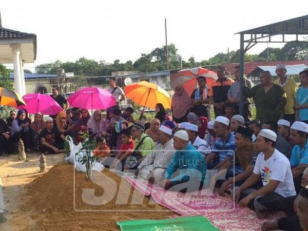 Sanak saudara, sahabat handai dan penduduk kampung hadir memberi penghormatan terakhir buat Allahyarham.