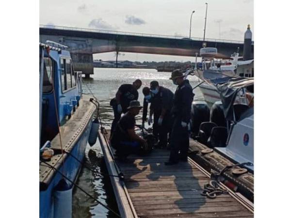 Mayat mangsa pertama dibawa ke jeti sebelum diserahkan kepada polis untuk tindakan lanjut.