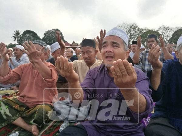 Penduduk menangis memohon doa kepada Allah supaya diturunkan hujan kerana sudah terlalu lama penduduk di sini menghadapi musim kemarau.