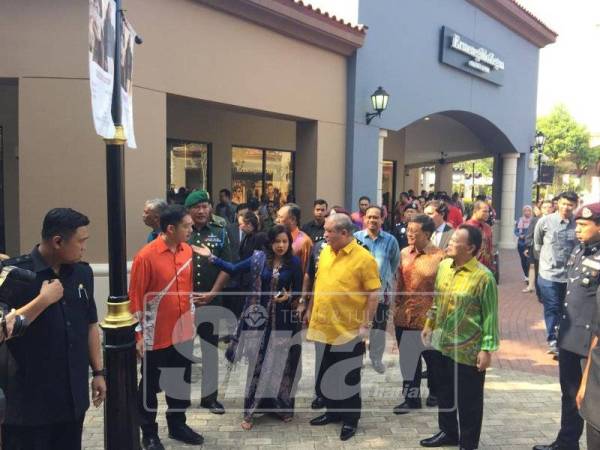 Sultan Ibrahim mendengar penerangan mengenai JPO.