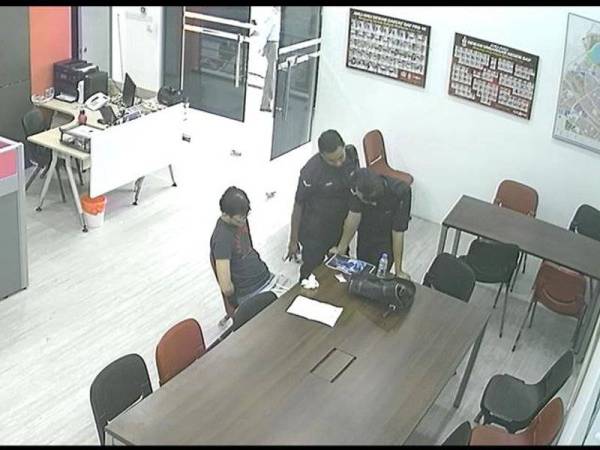 Lelaki tersebut digari sebaik anggota polis tiba setelah membawa dadah ke pejabat Ahli Parlimen Kepong.