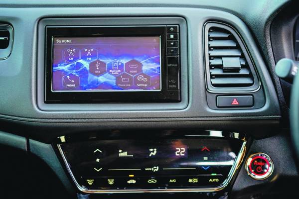 SKRIN sentuh Display Audio baharu dengan Apple CarPlay dan Android Auto.