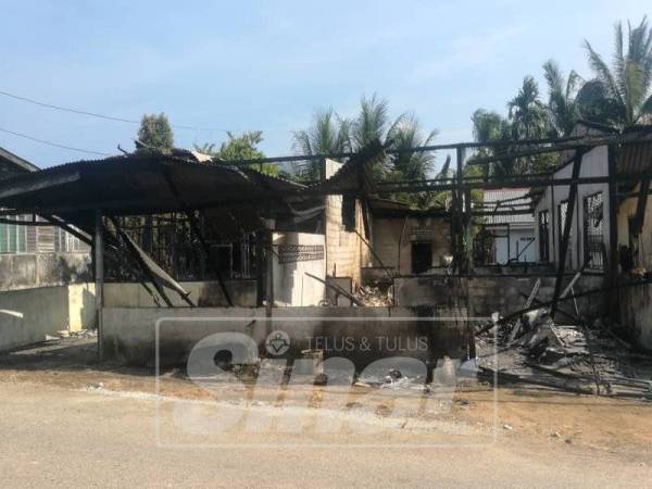 Keadaan dua buah rumah yang terbakar, pagi tadi.
