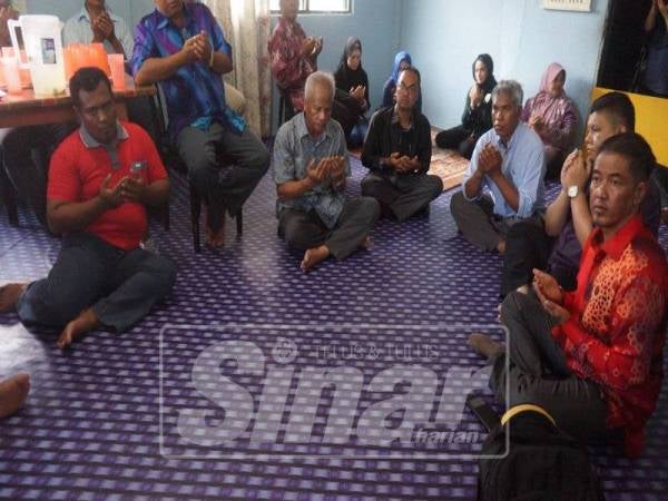 Ahli Jawatankuasa MPKK DUN Bukit Pinang membacakan doa tahlil buat Allahyarham Muhammad Haziq.