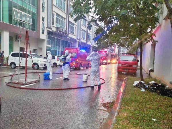 Anggota bomba ketika melakukan penyahcemar di lokasi kejadiaan, di sini, hari ini.