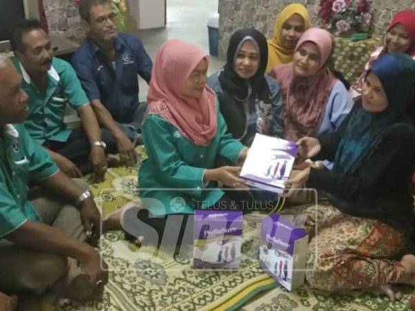 Zarina menerima sumbangan daripada KRT Kuala Pertang.