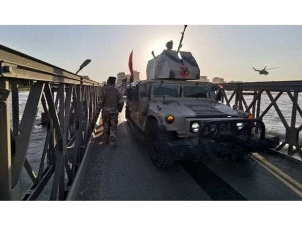 Pasukan tentera Iraq turut menyertai operasi menyelamat mangsa. - Foto Reuters