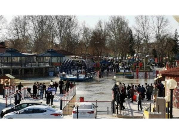 Tragedi feri karam di Sungai Tigris berhampiran Mosul meragut hampir 100 nyawa. - Foto Reuters