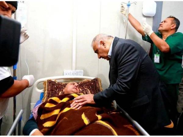 Perdana Menteri Adel Abdel Mahdi melawat mangsa di hospital. - Foto EPA