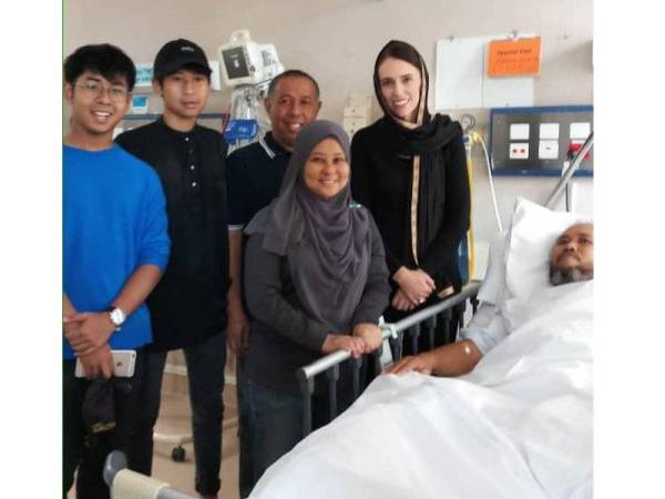 Jacinda meluangkan masa melawat Nazril Hisham, Zurina Mohi di Hospital Christchurch, New Zealand. Foto ihsan: Rahasnan Abdul Rashid.