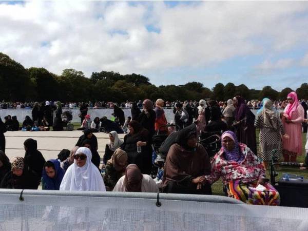 Orang ramai membanjiri Padang Hagley Selatan bagi menunaikan solat Jumaat. Foto: Rahasnan Abdul Rashid