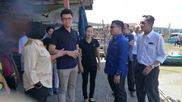 Kar Hing (empat, kiri) mendengar pandangan wakil pengusaha pusat pelancongan Kuala Sepetang (tengah) sewaktu melawat jeti Kuala Sepetang hari ini.