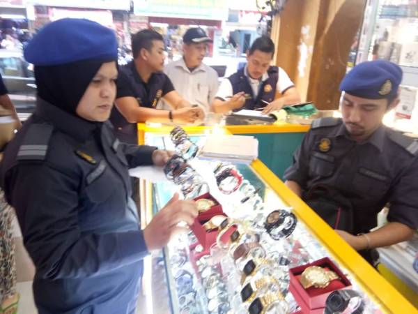 KPDNHEP WPKL merampas jam tangan pelbagai jenama yang disyaki tiruan.