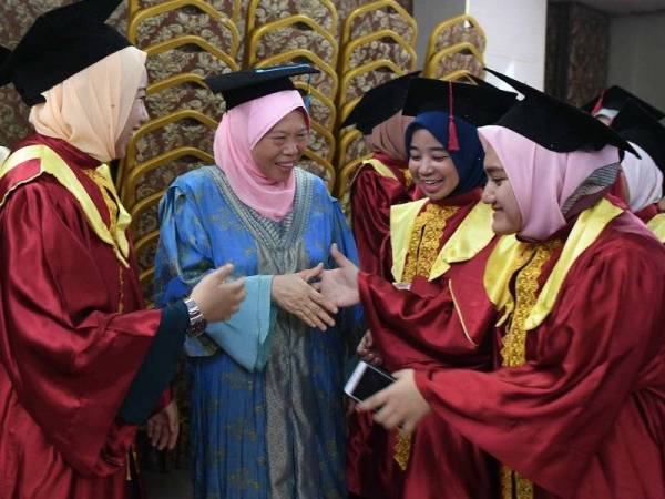 Anggota Parlimen Beaufort Datuk Azizah Mohd Dun (tiga, kiri) beramah mesra dengan pelajar-pelajar SMK Kota Klias yang mendapat keputusan cemerlang dalam Sijil Tinggi Persekolahan Malaysia (STPM) 2018 sempena majlis Graduasi Pelajar STPM sekolah itu hari ini. Foto: Bernama