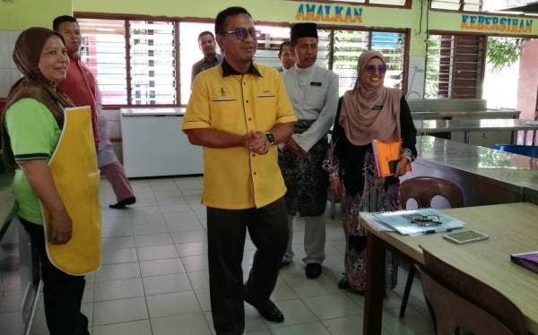 Fadhilah (kanan) mengiringi lawatan diketuai Zainol Fadzi hari ini.