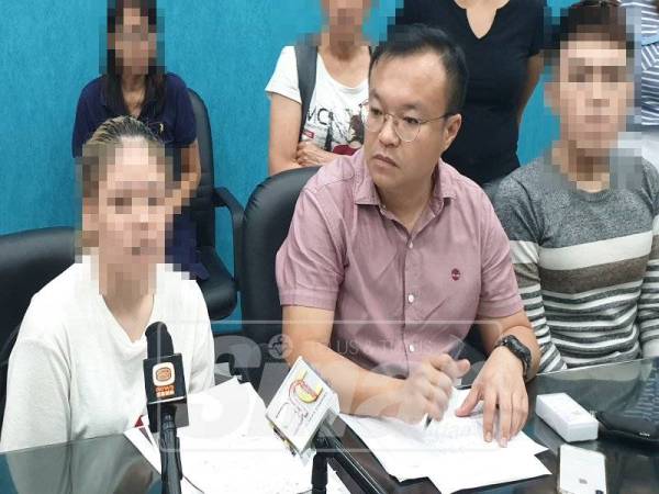 Mangsa menjawab soalan pemberita ketika sidang media di Pejabat Ahli Parlimen Kepong, hari ini.