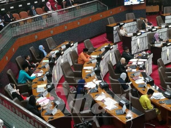 Kesemua ADUN wanita di Selangor merakamkan gambar bersama selepas Sidang DUN ditangguhkan sebentar tengah hari tadi.
