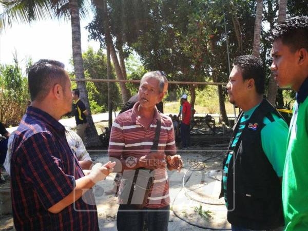 Wan Mohd Rudin (tengah) ketika menerima lawatan pegawai kerajaan dan pihak JKM.