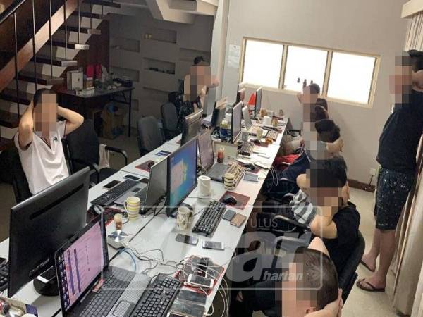 Antara suspek yang ditahan polis dalam serbuan premis judi online. 