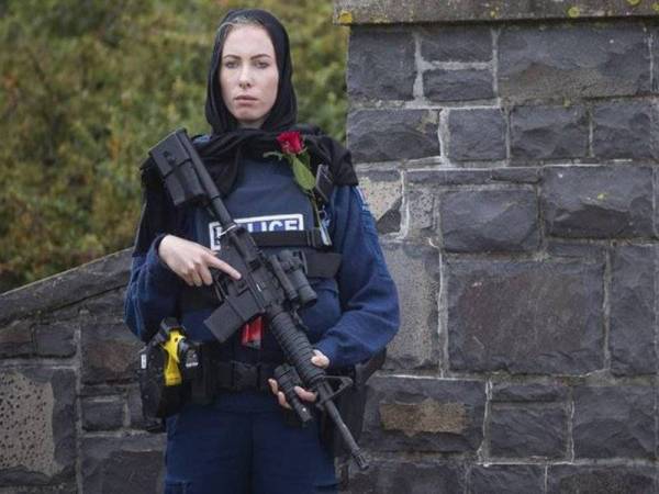 Foto seorang anggota polis memakai selendang menarik perhatian umum. - Foto Alden William/stuff