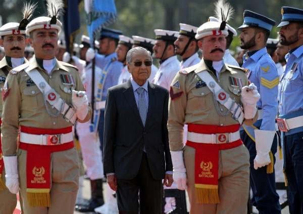 Dr Mahathir memeriksa barisan kawalan kehormatan Angkatan Tentera Pakistan pada acara sambutan rasmi sempena lawatan kerjanya ke negara itu di Kediaman Rasmi Perdana Menteri Pakistan hari ini.