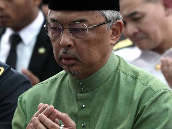 Yang di-Pertuan Agong Al-Sultan Abdullah Ri'ayatuddin Al-Mustafa Billah Shah berkenan mengaminkan doa yang disampaikan Imam Masjid Abdullah Az-Zubair Pangkalan Udara Kuala Lumpur Mej Mohamad Muntaha Saleh selepas menunaikan Solat Jumaat dan Solat Jenazah Ghaib di masjid tersebut hari ini. - Foto Bernama
