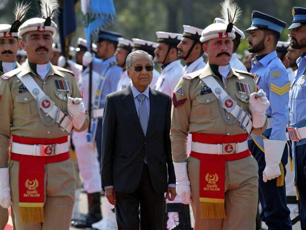 Perdana Menteri Tun Dr Mahathir Mohamad memeriksa barisan kawalan kehormatan Angkatan Tentera Pakistan pada acara sambutan rasmi sempena lawatan kerjanya ke negara itu di Kediaman Rasmi Perdana Menteri Pakistan hari ini. - Foto Bernama