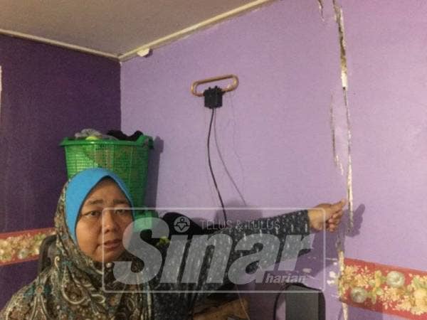 Noor Izatushima menunjukkan salah satu retak di dinding kediamannya.