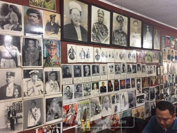 Koleksi foto Sultan Johor yang dipamerkan di warung berkenaan. 