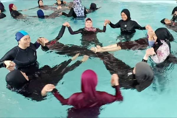 Peserta di dalam air mengikut gerakan instruktor secara dinamik bersama rentak muzik dimainkan di kolam renang Hotel TH, di sini.