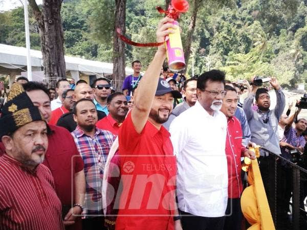 Mukhriz membuat perasmian aktiviti sukan air sempena Sambutan Hari Air Sedunia Peringkat Kebangsaan 2019 Pantai Merdeka, Kota Kuala Muda, Kedah.