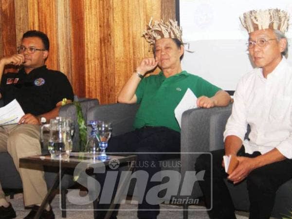 Mohamaddin (tengah) pada majlis dialog tersebut.