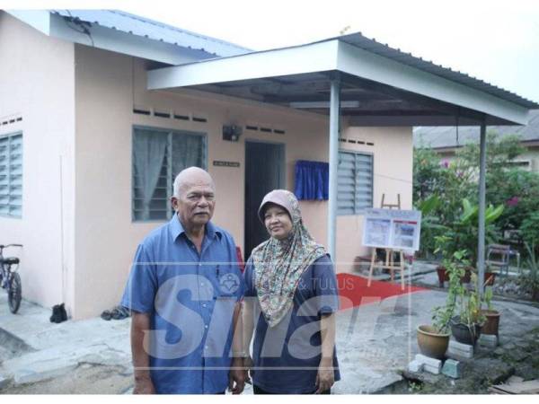 Mohd Ridzuan dan Samsiah kini lega apabila tempat mereka sekeluarga berteduh lebih sempurna.
