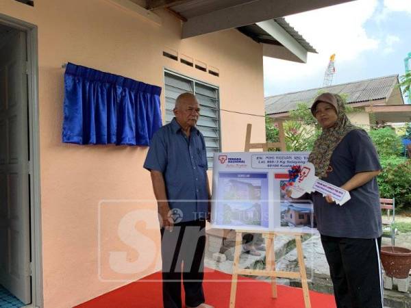 Mohd Ridzuan dan Samsiah kini lega apabila tempat mereka sekeluarga berteduh lebih sempurna.