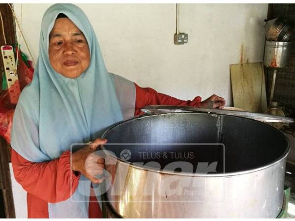 Saudah menunjukkan periuk yang digunakan untuk memasak cili.